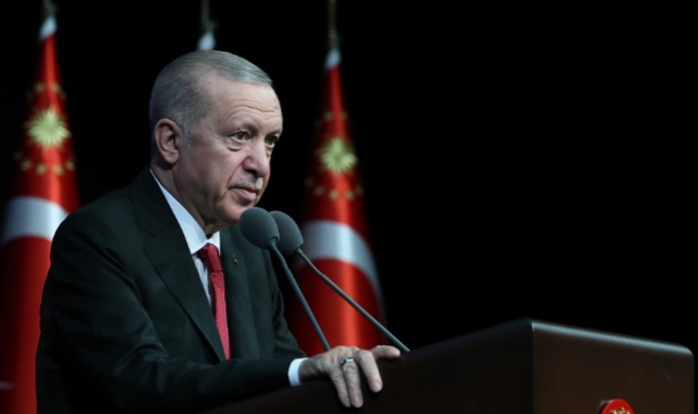 web sitesinde haber muhabirisin bu içeriğe göre dikkat çekici başlık yazar mısın. Başlığın uzunluğu en fazla 50 karakter olsun 
Cumhurbaşkanı Recep Tayyip Erdoğan, Beştepe Millet Kongre ve Kültür Merkezi’nde düzenlenen 1. Dönem Hakim ve Savcı Yardımcıları Eğitimi Açılış Töreni’nde konuştu. Törenin hayırlara vesile olmasını dileyen Cumhurbaşkanı Erdoğan, yargı faaliyetlerinin gücünü ve itibarını hukukçunun ehliyetinden, adalete bağlılık gibi üstün ahlaki değerlerinden aldığını kaydetti. Bu hakikat temelinde güven veren adalet için etkin eğitim anlayışıyla adalet akademisini yenilediklerini, güçlendirdiklerini, imkanlarını genişlettiklerini aktaran Erdoğan, “Yargı sistemimizin bel kemiğini oluşturan hakim ve savcılarımızın en iyi şekilde yetişmeleri, görevlerini layıkıyla yapabilmeleri noktasında hiçbir fedakarlıktan kaçınmadık, kaçınmıyoruz. Hakim ve savcı yardımcılığı müessesesi bu inançla sürdürülen bir fikri takibin ve arayışın ürünüdür. Bakınız; bugün ülkemizde hukuk öğrenimi görmüş önemli sayıda insan, hukuk eğitimi veren önemli sayı ve çeşitlilikte kurumlarımız, fakültelerimiz var. Son 22 yılda avukat, noter, hukuk eğitimi görmüş personel ve hakim savcı sayılarında kayda değer bir artış sağladık. 2002 yılında 9 bin civarında olan hakim, savcı sayımız neredeyse 3 kata yakın bir artışla bugün 25 bine yaklaştı. Hiç şüphesiz bu sayısal büyümeye, kalitenin de eşlik etmesi, niceliğin, nitelikle desteklenmesi önemlidir. Bu bakımdan adaletin tecellisine, nezaret edenlerin eğitimi yetiştirilmesi ayrı ve başlı başına mühim bir meseledir” değerlendirmesini yaptı.Hukukun belli ölçüde kurumsallaştığını, artık gelenekselleşmiş bir eğitimden, bu eğitimin bir metodolojisinden söz edebileceğini belirten Erdoğan, “Ancak bu eğitimin iyi bir hakim, iyi bir savcı veya iyi bir avukat olarak temayüz etmesinin garantisi olmadığını yine hepimiz biriz. Şu ayrımı evvel emirde çok iyi yapmamız şarttır. Hukuk fakülteleri, ideal ve mevzu hukuku öğretir. Mesleki bilgi, beceri ve yeterlilik ise fakülte eğitimini aşan bir çabayı gerektirir. Mesleki olgunluk ve yeterlilik bizzat o mesleği icra ederek gelişen melekelerdir. Bilgiyi hikmet ve irfanla buluşturan değerlerdir” dedi.Değerler ile arasında bağ kurmayı sağlayan köprünün tecrübe olduğunu söyleyen Erdoğan, “Hazreti Mevlana’ya atfedilen bir sözde bu ayrım şöyle anlatılıyor. Gençlerin aynada göremediklerini yaşlılar bir tuğla parçasında okurlar. Evet, artık bilgiye erişmek çok kolay. Cep telefonu veya bilgisayardan istediğiniz bilgiye süratle ulaşabiliyoruz. Ama tecrübe ve bilgelik insanı malumat yığını arasında yolunu kaybetmekten koruyan bir rehber olma vasfını halen koruyor. Hakim ve savcı yardımcılığı mekanizmasıyla biz işte bu dengeyi tutturmaya, bilgiyle tecrübeyi harmanlamaya çalışıyoruz” diye konuştu.”Yeni yetiştirme modelimizle sizlerin ve sizden sonra geleceklerin mesleğe en iyi şekilde hazırlanmasını amaçlıyoruz””Yeni yetiştirme modelimizle sizlerin ve sizden sonra geleceklerin mesleğe en iyi şekilde hazırlanmasını amaçlıyoruz” diyen Erdoğan, “Buna göre adaylıkta süre 2 yılken yardımcılıkla süreyi 3 yıla çıkardık. Akademideki eğitim sürecini 7 aydan 10 aya yükselttik. Böylece yardımcıların 300 saat daha fazla eğitim almalarını sağlayacağız. Ayrıca yardımcıların sınav ve değerlendirme süreçlerinin yoğunlaştırdık. Araştırma, analitik düşünme, muhakeme ve yazım kabiliyetinin geliştirilmesi amacıyla hakim ve savcı yardımcılarımıza tez hazırlama yükümlülüğü getirdik. Böylece yardımcılar, 10 ay sürecek akademi eğitimleri ve usta çırak ilişkisi içerisinde 26 ay sürecek eğitici hakim ve savcı yanındaki eğitimleriyle birlikte 3 yıllık yoğun, teorik ve pratik yönü güçlü dolu dolu bir eğitimden geçeceklerdir” dedi.Türk hukukunun baş ucu kitaplarından mecellede hakimin tanımının çok veciz bir şekilde şöyle yapıldığını belirten Erdoğan, ”Yürürlüğe girişinden 150 yıl sonra bile güncel arayışlara ilham kaynağı olan bu tanıma göre hakim, hakim, fehim, müstakim, emin, mekin ve metindir. Günümüz Türkçesiyle ifade edecek olursak hakimin bilge, feraset sahibi, dosdoğru, güvenilir, saygın ve zorluklar karşısında yılmayan metin bir karaktere sahip olması beklenir.Bu değer ve meziyetler bir ölçüde bilgi ve eğitimle ancak hepsinden daha ziyade tecrübeyle kazanılır. Usta çırak ilişkisi içinde geçecek iki yıllık süre sonunda hakim ve savcı yardımcılarımızın kürsü görevlerine tam manasıyla hazır hale geleceklerine inanıyorum. Geçen hafta eğitimlerine başlayan bin 76 hakim savcı yardımcımızı tebrik ediyor, kendilerine Mevla’dan üstün başarılar niyaz ediyorum” açıklamasını yaptı.”İyi tesis edilmiş bir yargı, ekonomik gelişme ve kalkınmanın da güvencesidir”Sistemin fikri hazırlığından hayata geçirilmesine kadar tüm safhalarında emeği ve katkısı olan bakanları, milletvekillerini, uzmanları tebrik ettiğini belirten Erdoğan, “Adalete dair hemen her başlıkta çok kapsamlı çalışmalar yürütüyoruz. Burada öncelikle şu gerçeği açık ve net söylemek isterim. Toplum halinde bir arada yaşamanın şartlarından biri bu birlikteliğin hukukunu oluşturmak, uygulamak ve gözetmektir. Ancak insanın olduğu her yerde çatışma ve çelişkiler de kaçınılmazdır. Arzu edilmese dahi suç işlenir, hukuki ihtiyaçlar baş gösterir. Hukuk devleti, bu ihtilaf ve çatışmalara hızlı, doğru ve kesin cevaplar vermeyi gerektirir. Adil ve etkili işleyen bir yargı sistemi bunun kurumsal çerçevesidir. İyi tesis edilmiş, nesnel, bağımsız ve tarafsız işleyen bir yargı, özellikle bu sistemin varlığı ekonomik gelişme ve kalkınmanın da güvencesidir” şeklinde konuştu.Cumhurbaşkanı Erdoğan, “Adalet ve Kalkınma kavramlarını birbirine bağlayarak çıktığımız siyaset yolculuğunda bağımsız, tarafsız, adil ve etkili bir adalet sisteminin kökleşmesi için büyük emek verdik. Reform irademizi hep bu istikamette canlı tuttuk. Hükümet konaklarının bir katına sıkışmış unutmayın adliyeler vardı. Artık bu tarih oldu. Modern adliye binalarıyla adaletin çehresini değiştirdik. Dijital dönüşümle hizmete hız ve kolaylık getirdik. Çağın ve ihtiyaçların gerisinde kalan mevzuatı yeniledik. Artan bütçe payıyla daha kaliteli, hizmet içi imkan sağladık. Yeni mahkemeler kurarak milletimizin adalete erişimini güçlendirdik” ifadelerini kullandı.Arabuluculuk ve uyuşmazlık yöntemlerinin kapsamını genişlettiklerini bildiren Erdoğan, tüm bunlarla birlikte güçlünün hakkı olduğu değil haklının güçlü olduğu bir adalet sisteminin tesis etmek için çok ciddi mücadeleler yürüttüklerini söyledi. Erdoğan, “Adalet hizmetlerinde fark oluşturan tüm yatırımlara rağmen başından beri insan dedik. İnsanı yaşat ki devlet yaşasın dedik. Bugün de önce insan diyoruz, her şey insan içindir diyoruz. Adaletin konusu da sermayesi de unutmayalım insandır. Diğer yatırımlar ne kadar anlamlı olursa olsun adalet hizmetlerinin kalitesinde sağladığımız iyileşmeyi en büyük eserimiz olarak görüyoruz. Bunu daha da geliştireceğiz” dedi.Toplumdan yükselen taleplere beklentilere ve serzenişlere göre yeni adımlar atacak kendilerine yeni hedefler belirleyerek yola devam edeceklerini kaydeden Cumhurbaşkanı Erdoğan, ”Şu hakikati bir an olsun aklımızdan çıkarmıyoruz. Adliyenin kapısını adaletin kapısı haline getirmek sürekli çalışmayı toplumu takip etmeyi ve reform iradesini diri tutmayı gerektirir. Hak ve adalet sancağını yere düşürmeden taşımak mücadele etmeyi kendi yenilemeyi gerektirir. Biz işte bunun derdindeyiz bunun peşindeyiz” şeklinde konuştu.”Vesayet aracı olarak kullanıldı”Geçmişte yargının araçsallaştırılarak bu millete çok büyük acılar yaşatıldığını dile getiren Erdoğan şunları söyledi:”1960’tan beri bu ülkede yargı, üzülerek söylüyorum siyaseti sınırlamanın, siyasete istikamet çizmenin, vesayetin bir vasıtası olarak kullanıldı. Darbe dönemlerinde katledilen demokrasimizde özellikle adalet katledildi. Adalete duyulan güven oldu. Yassıada mahkemelerinin, 12 Eylül mahkemelerinin verdiği kararların utancı yıllarca adalet sistemimizin peşini bırakmadı. 28 Şubat döneminde işlenen hukuk cinayetleri yıllar boyunca milletin vicdanını karartmaya devam etsin. Vesayetçilerin milleti hizaya sokmak için kullandığı bir sopaya dönüşen yargı kurumu görüntüsü Türk demokrasisinde çok derin yaralar açtı. Önce 17-25 aralık emniyet yargı girişiminde ardından 15 Temmuz ihanetinde FETÖ’cü militanların pervasızlıklarını çok iyi hatırlıyoruz. Karar alırken hukuk ve vicdanları yerine bağlı oldukları örgüte ve vesayet odaklarına bakanların bu ülkeye verdiği zararın faturasını halen ödüyoruz. Ülkemizi ve milletimizi bir daha böyle sınamalarla karşı karşıya bırakmamakta kararlıyız. Devletimizi vesayet aparatlarından ve FETÖ artıklarından ne kadar temizlemiş olursak olalım dikkati ve ihtiyati elden bırakmadan mücadeleyi sürdüreceğiz.””Bugün hayalini kurduğunuz mesleğin giriş kapısındasınız. Hakim savcı yardımcılığı dönemi sonucunda her biriniz hak ettiğiniz cübbeyi giyerek kürsüdeki yerinizi alacaksınız” diyen Erdoğan, “Çıktığınız bu zorlu yolculukta hepinize üstün muvaffakiyetler diliyorum. Azığınız bilgi, rehberiniz akıl ve vicdan menziliniz adalet olsun. Yarın kürsüdeki yerinizi aldığınızda büyük veya küçük önemli veya önemsiz birçok davaya bakacaksınız. Konusu, içeriği mahiyeti ne olursa olsun önünüze gelen her olayda, davada, her dosyada bir insan hayatına dokunacağımızı hatırda tutmalısınız. Hiç kimse sebepsiz yere başkalarıyla nizalı duruma düşmek istemez. Ancak bir niza çıkmış ve zorunlu biçimde mahkemenin kapısı çalınmışsa herkes saygın bir muamele görmek ve hakkına erişeceğinden emin olmak ister. İhtilafların adilane bir şekilde çözülmesi tarafların meşru çıkarının korunmasıyla kalmaz, toplumun düzeninde de kırılan bir parçayı onarır, yerli yerine koyar. Adaletin tesisinde dava sahiplerinin tatminini aşan çok daha büyük bir sosyal fayda vardır. Milletin bilgi ve haksızlığına giderilmesinde geniş toplum kesimlerinin merak ve ilgisini doğal karşılamalıyız. İlamların üzerinden mahkemelerimizin Türk milleti adına karar verdiği yazıyorsa davalarında toplumsal hassasiyetlerin gözetilmesi gayet tabiidir. Hepimiz çok iyi biliyoruz ki toplum vicdanını teskin etmeyen kararlar sosyal barış ve huzurun inşasına da katkı sunamazlar. Geçmişte bunun sayısız örneklerini gördük. Bugün de zaman zaman zaman görüyoruz” dedi.”Suçlunun yeri sokaklar değildir hapishanelerdir”Toplumda cezasızlık algısına hizmet eden bazı kötü örneklerle maalesef karşılaşıldığını kaydeden Erdoğan, “Bunların oranını en aza indirebilmek için yürütme ve yasama olarak üzerimize ne düşünüyorsa yapmanın gayretindeyiz. Şunu çok net vurgulamak isterim. Suç işleyenin milletin malına, mülküne, namusuna ve canına kast edenin yeri sokaklar değildir, sonra raddeye kadar cezasını çekeceği hapishanelerdir. Şayet burada bir sıkıntı veya eksik varsa gidermek boynumuzun borcudur” açıklamasını yaptı.”Operasyon aygıtına dönüştüler”Erdoğan, sosyal medya mecralarıyla ilgili, “Tabii bunu söylerken vicdan tartısında hiçbir ağırlığı olmayan art niyetli kampanyaları reyting ve etkileşim uğruna yürütülen gösterileri ayrı tutuyorum. Hiçbir kuralın değerin ahlaki sınırın olmadığı sosyal medyada mecraları giderek büyük bir operasyon aygıtına dönüşmeye başladı. Etkileşim odaklı yeni medya düzeninin en kurbanı ne yazık ki adaletin temel ilkeleri olmuştur. Sanal alemde karşılıklı mevzilenmiş infaz mangaları her gün hedef tahtasına konacak bir şahıs bir olay ve kurum mutlaka buluyorlar. Masumiyet karinesinin ihlal edilmesinden aşırı genellemelere hakim ve savcılarımızın hedef gösterilmesine itibar suikastlarına varıncaya kadar hukuk adına pek çok hukuksuzluğa imza atılıyor. Sadece adalet kurumuna değil, toplumun iç barışına da zarar veren bu furyanın hep birlikte önüne geçmemiz gerektiği kanaatindeyim. Adalet ve vicdan ölçüsünün başka hiçbir duygunun esiri olmaması için hızlı bir süreç yönteminin faydasına özellikle dikkat çekmek istiyorum” değerlendirmesinde bulundu.Toplumun ilgisine mazhar olan her olayda haber ve bilgi alma hakkına saygı duyduklarını vurgulayan Erdoğan, ”Ancak toplumun merakını gideren yayınlar yaparken yürüyen soruşturmanın selametini de korumak, gözetmek herkesin mesuliyetidir. Ceza soruşturmalarında gizlilik kuralının gayesi hakikati örtmek değil, maddi gerçeği ortaya çıkarılmasını engelleyecek müdahalelerin önüne geçmektir. Milletimizin gündemini meşgul eden ve 85 milyon olarak hepinizin yüreğini yakan son hadiselere bu zaviyelerden bakılmasını yarar görüyoruz. İnsanlık olarak toplum olarak nereye gidiyoruz? Bu soruyu çok sık sorduğumuz bugünlerde daha soğukkanlı olmalı, adaletin tecellisine destek vermeliyiz. Masum çocukların naaşı üzerinden, milletin inanç değerleriyle, toplumun temeli olan aile kurumuyla, dini müesseselerle siyasi ve ideolojik hesap görülmesine müsaade etmemeliyiz” ifadelerini kullandı.Adaletin reyting ve etkileşim avcılığına kurban edilmesine göz yumulmaması gerektiğini ifade eden Erdoğan, “Bu konuda herkesin, başta medyamız olmak üzere, tüm sorumluluk sahiplerinin azami hassasiyet göstermesi gerektiğine inanıyorum. Bölücü terör örgütünün katlettiği binlerce bebek, çocuk, genç için bugüne kadar seslerini çıkarmayanların, riyakarlıklarını ibretle takip ettiğimizi burada özellikle ifade etmek istiyorum. Daha düne kadar bölücü canilerin terör eylemlerini aklama yarışına girenler, bugün vahşi bir cinayet üzerinden millete vicdan dersi, ahlak dersi, insanlık dersi vermeye kalkıyor. Katledilen çocuklar arasında bile ayrım yapacak kadar istismar siyasetine bulaşanları milletimizin takdirine havale ediyoruz. Milletimiz derin irfanıyla kimin nerede durduğunu görmekte, kimin ne yapmaya çalıştığını gayet iyi bilmektedir” dedi.Törende, 28. Dönem Adli Yargı Hakim Adayı Emine Tagıl kendi yaptığı yağlı boya tablosunu Cumhurbaşkanı Erdoğan’a hediye etti. Törene, Adalet Bakanı Yılmaz Tunç ve Türkiye Adalet Akademisi Başkanı Muhittin Özdemir de katıldı.