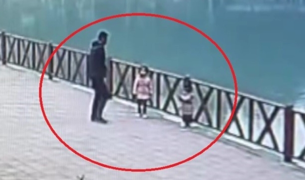 Baba Kızını Gölde Kurtardı, Kaza Anı Kamerada!