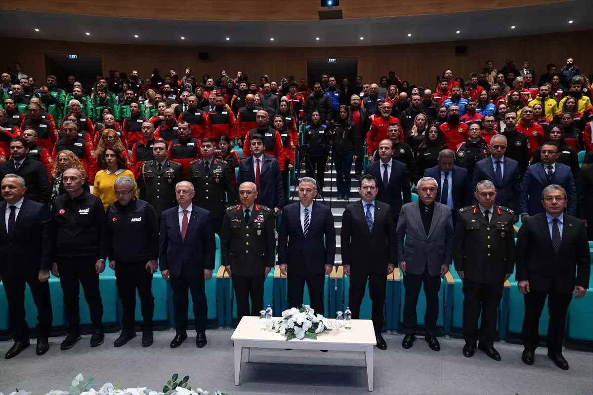 İzmir’de Deprem Şehitleri Anma Töreni Düzenlendi