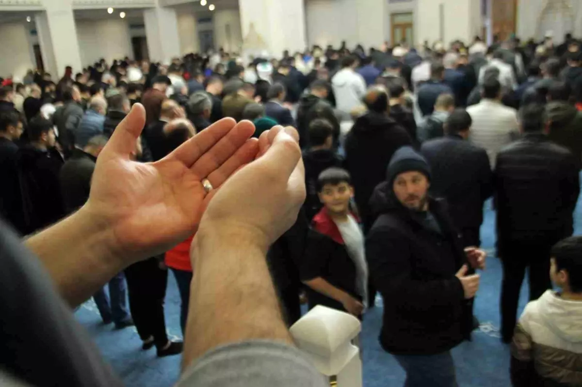 İzmir’de Ramazan Coşkusu: İlk Teravih Namazı!