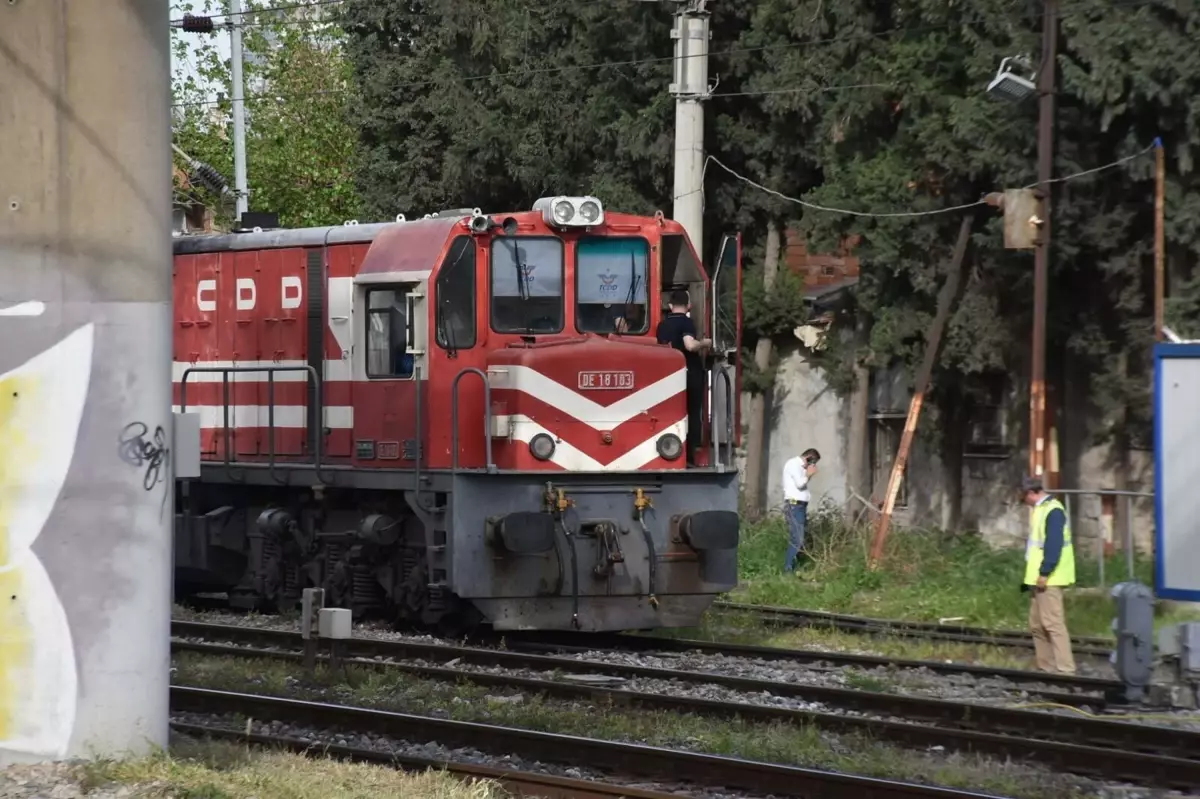 İzmir’de Yolcu Treni Raydan Çıktı, Yaralı Yok!