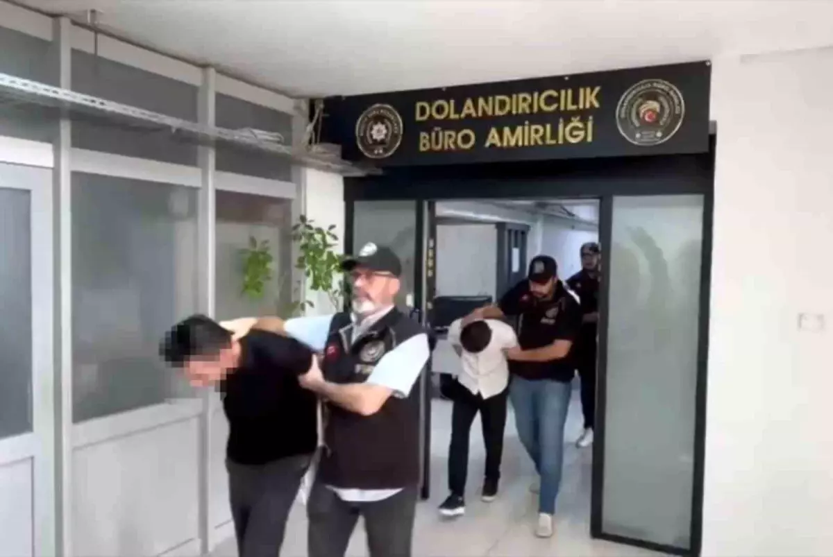 İzmir’de Dolandırıcılık Çetesi Çökertildi!