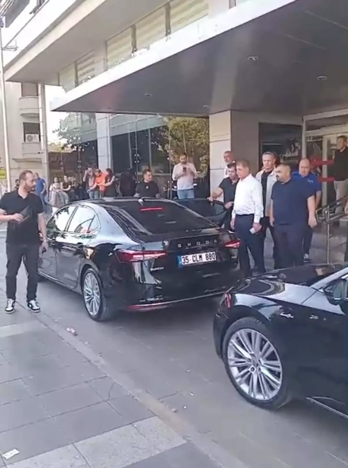 Tugay’a Çöp Protestosu: İşçiler Tehditte Bulundu!