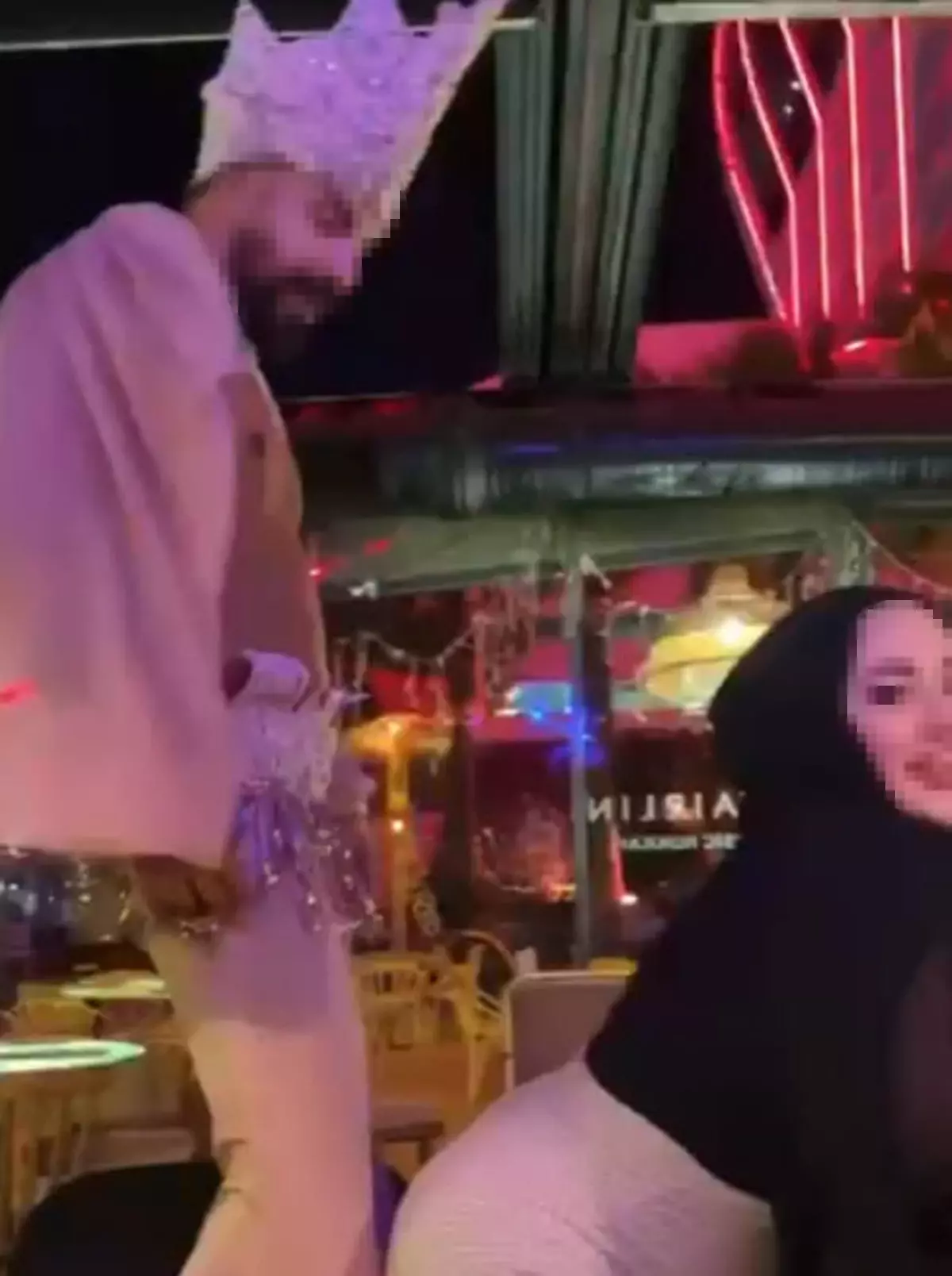 İzmir’de Eğlence Mekanındaki Skandal Görüntüler!