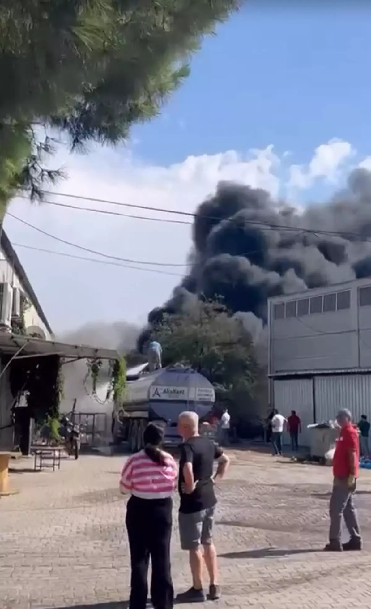 Aliağa’da Lastik Deposunda Yangın Çıktı!