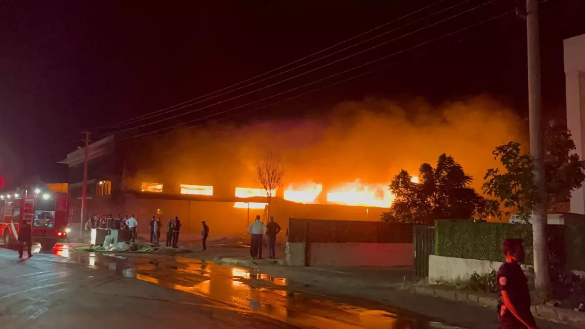 İzmir’de Mobilya Fabrikasında Yangın Çıktı!