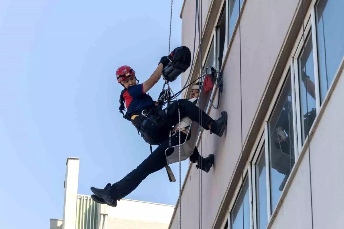 İzmir’de Yangın Tatbikatı: Ekipler Başarıyla Kurtardı!