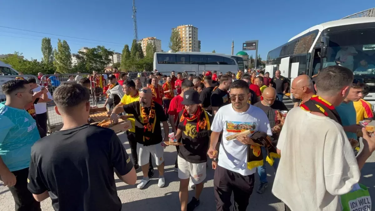 Kayserispor Taraftarından Göztepe’ye Dostluk İkramı!