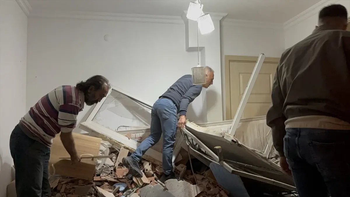 Freni Boşalan Kamyon Apartmana Çarptı!