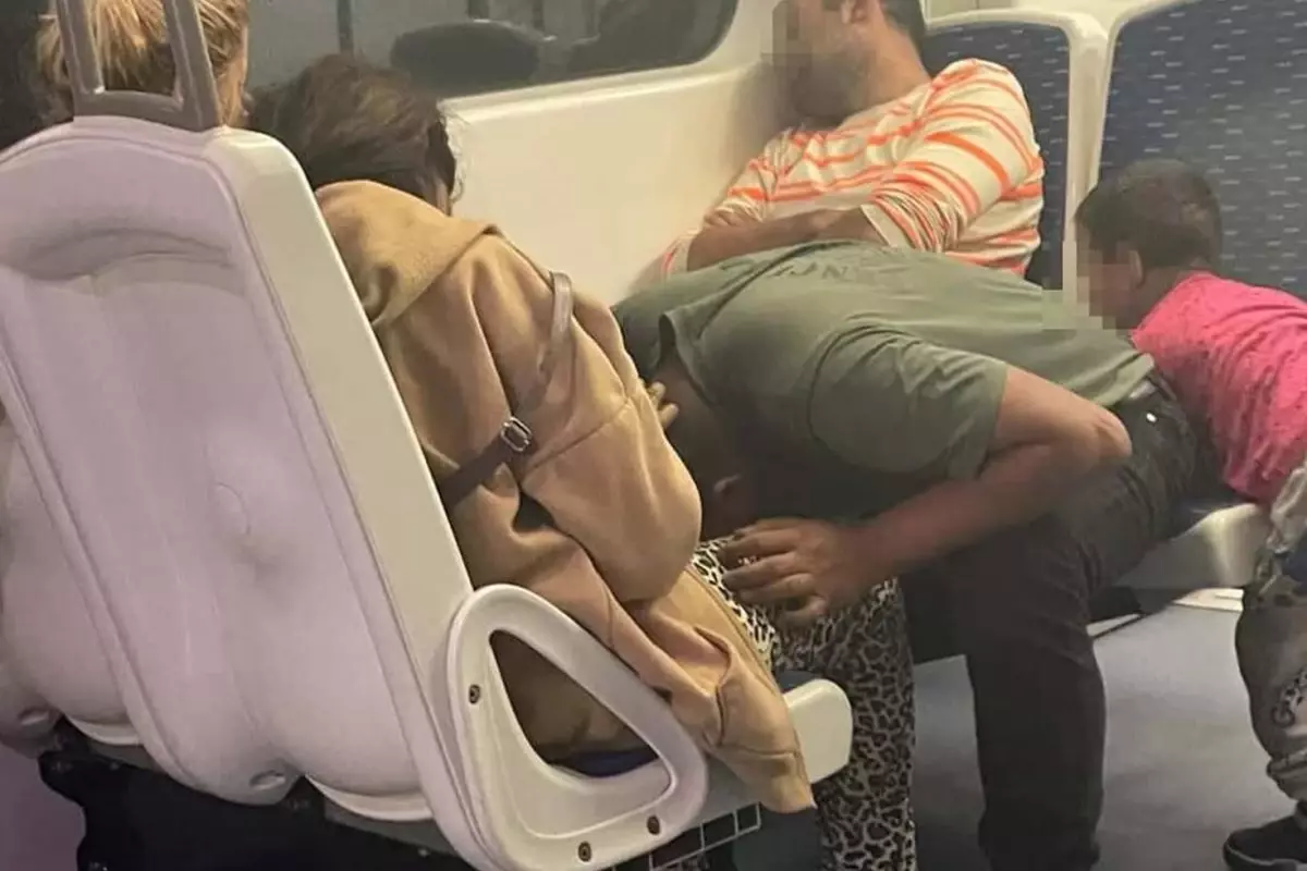 İzmir Metrosu’ndaki Skandal Fotoğraf Tartışma Yarattı