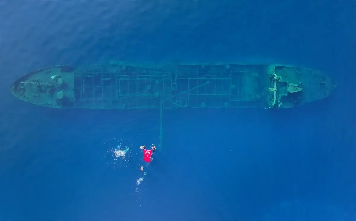 Çeşme’de Dalgıçlar Su Altında Bayrak Coşkusu!