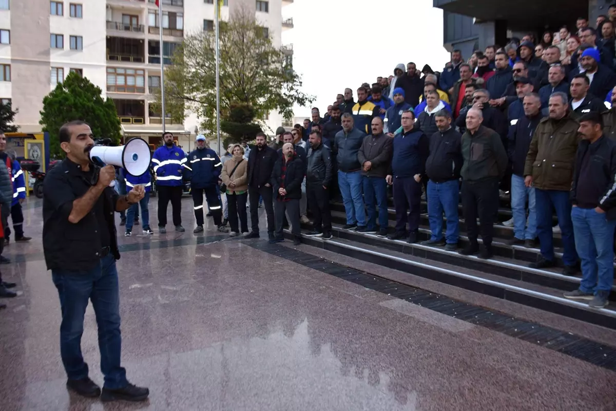 Buca’da İşçiler İş Bıraktı, Çöp Dağları Büyüyor!