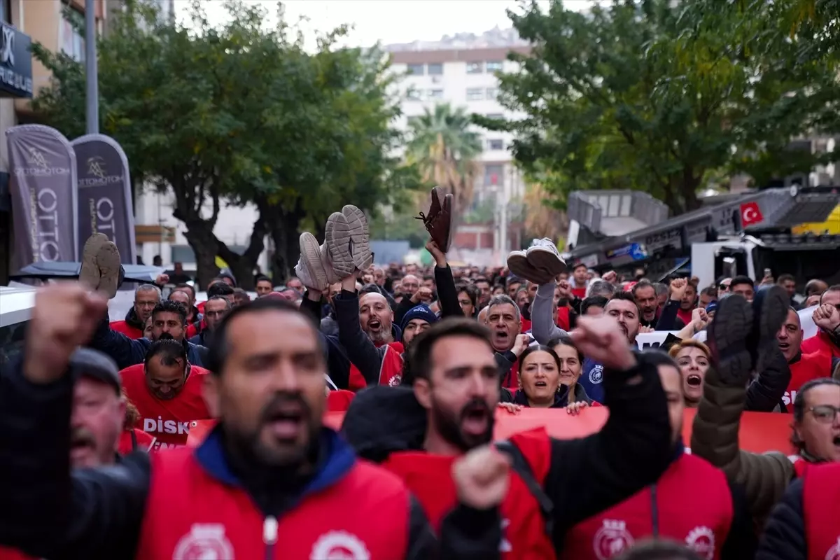 İzmir’de İşçiler Maaş Eksikliğine Karşı Eylemde!