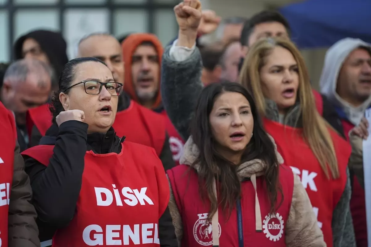 İzmir’de İşçiler Eylemde: Haklarımıza Sahip Çıkıyoruz!