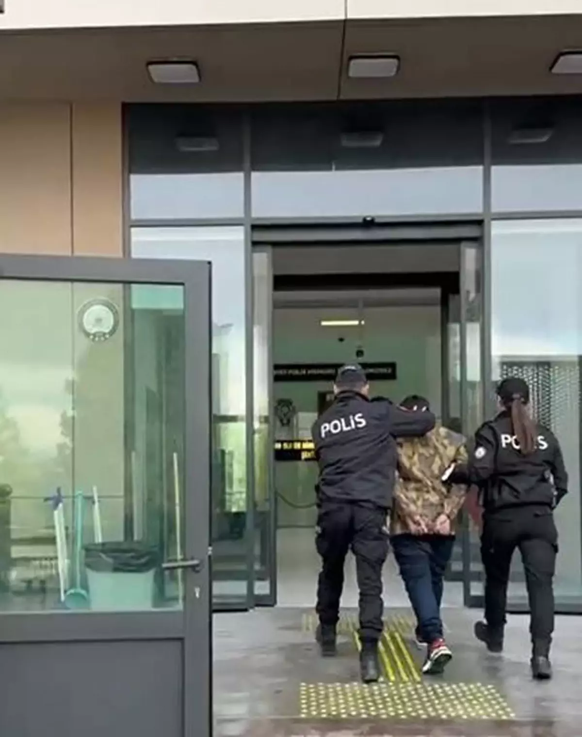 16 İlde Aranan Dolandırıcı İzmir’de Yakalandı!