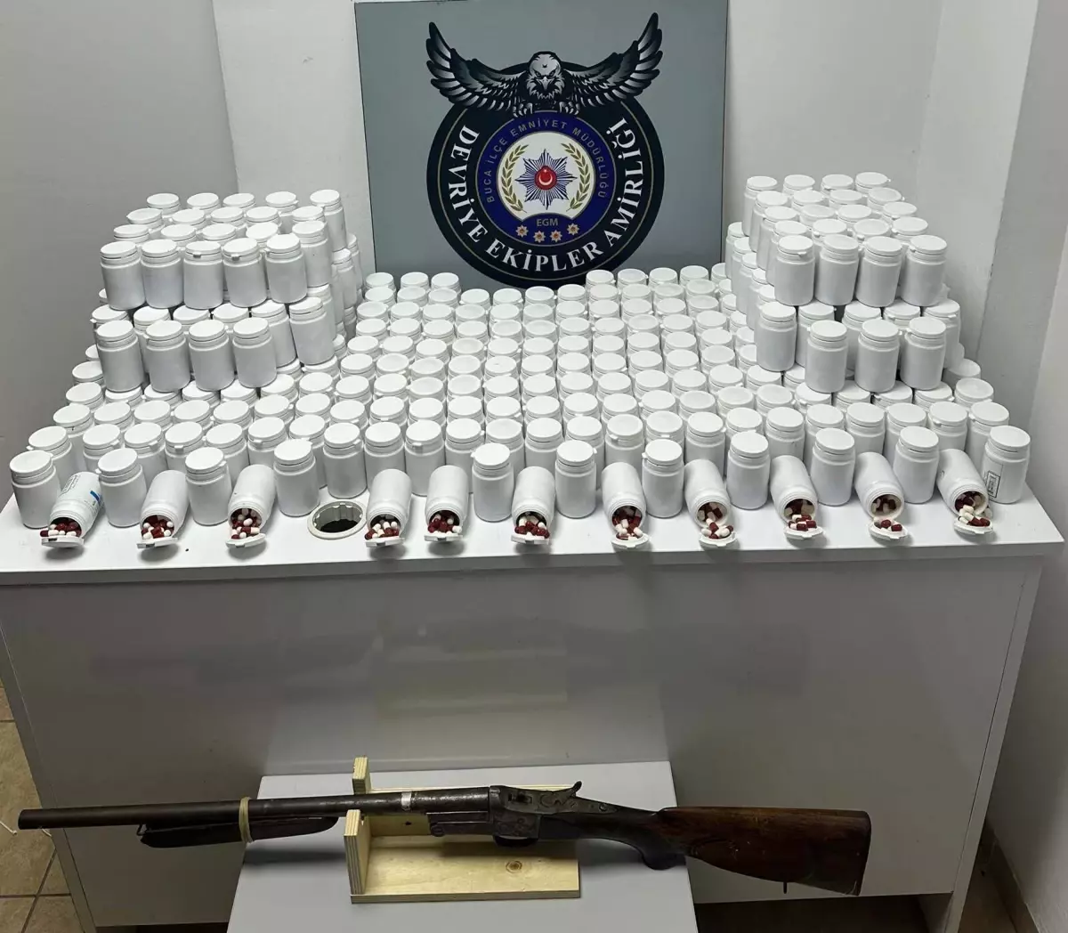 Buca’da 17 Bin Sentetik Hapla Yakalanan Şüpheli!