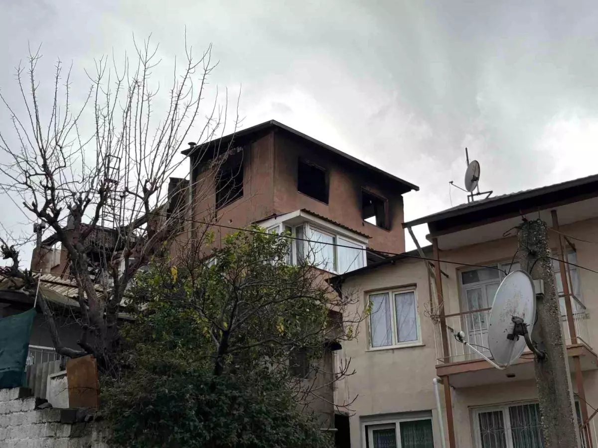 İzmir’de Çatı Katında Yangın: Maddi Hasar Var!
