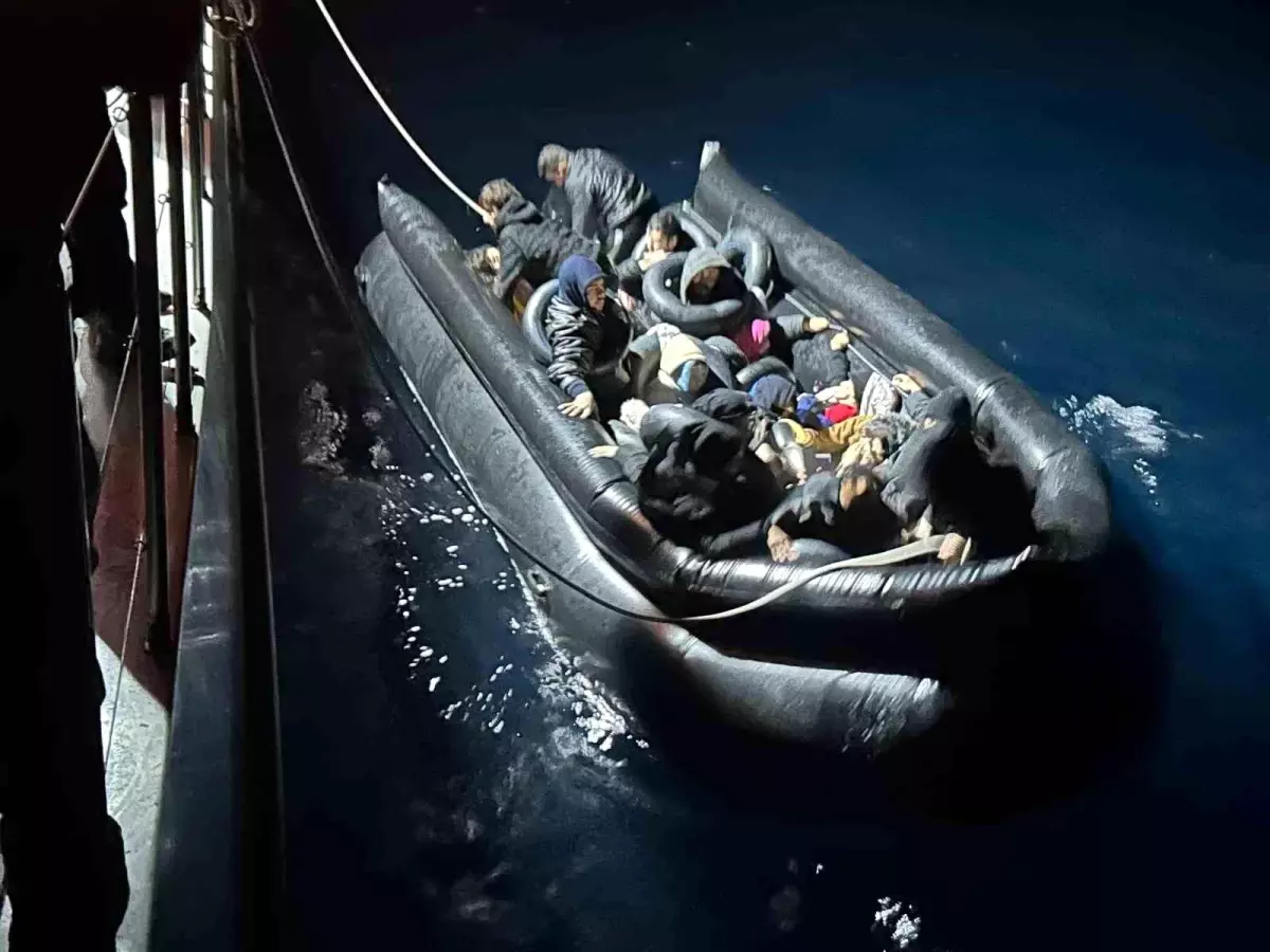 İzmir’de 33 Düzensiz Göçmen Kurtarıldı, 17 Yakalandı!