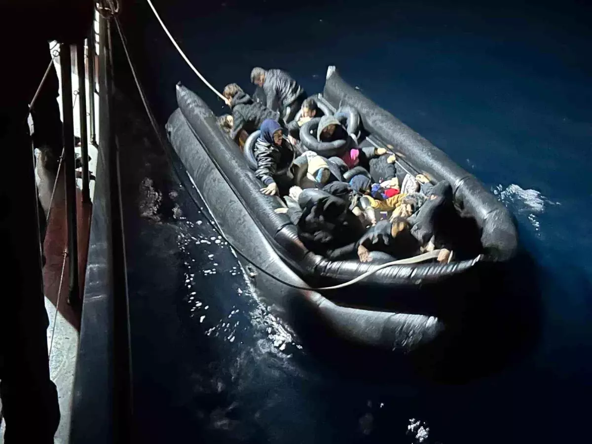 İzmir’de 50 Düzensiz Göçmen Kurtarıldı!