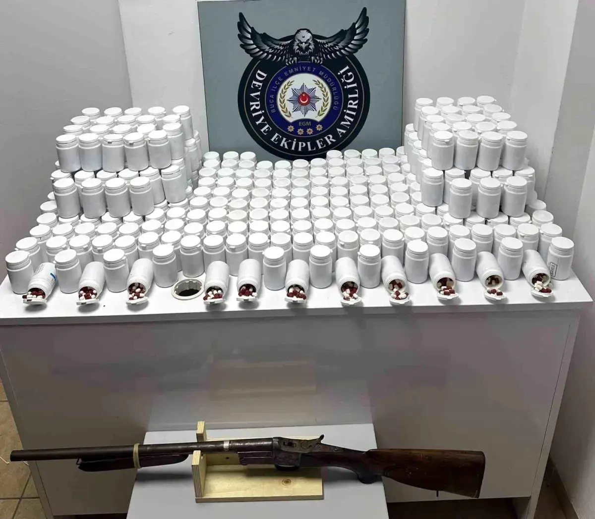 Buca’da Uyuşturucu Operasyonu: 17 Bin Hap Ele Geçirildi!