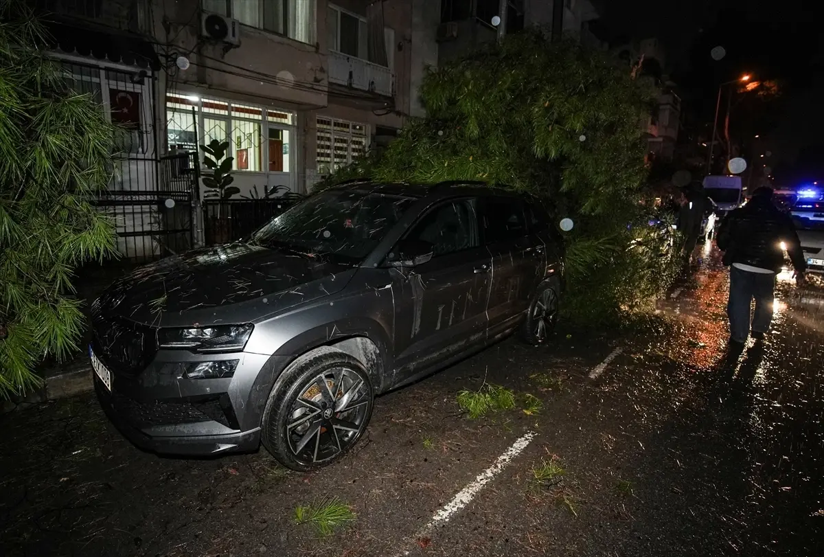 İzmir’de Fırtına ve Sağanak Hayatı Olumsuz Etkiledi