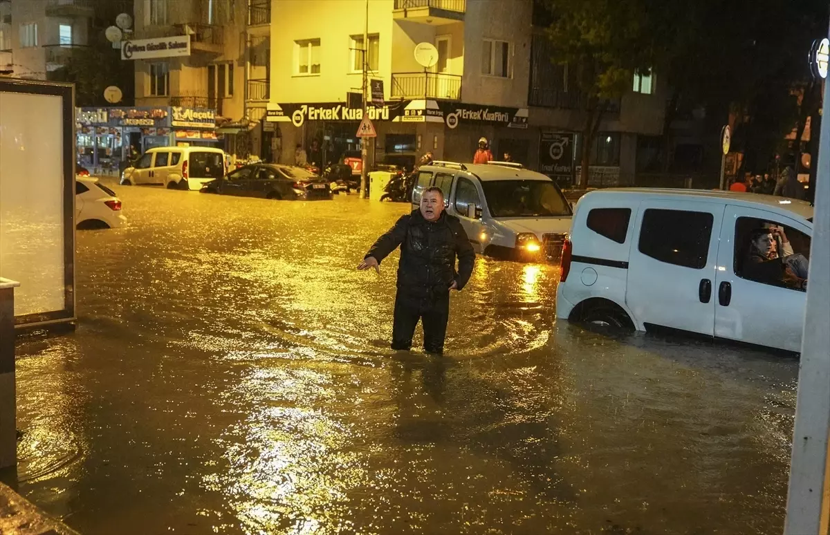 İzmir’de Fırtına ve Sağanak Hayatı Felç Etti!