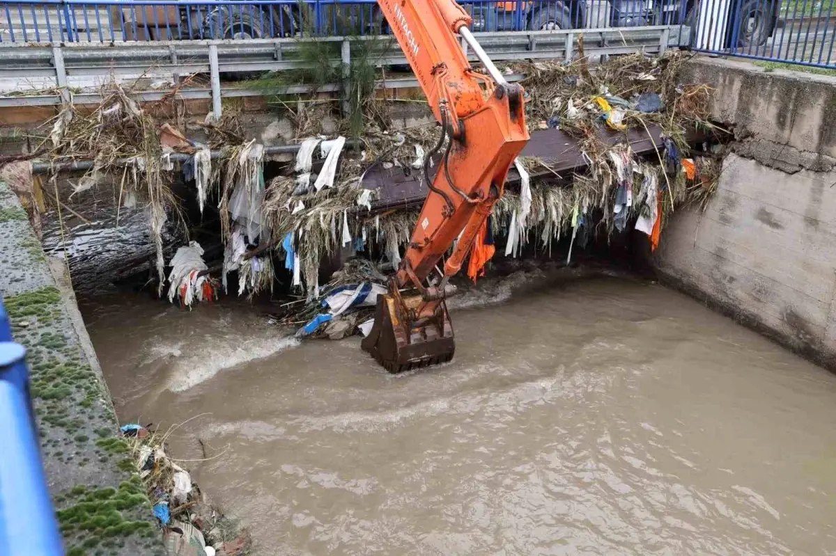 İzmir’de Yağışlar Devam Ediyor, Ekipler Teyakkuzda!