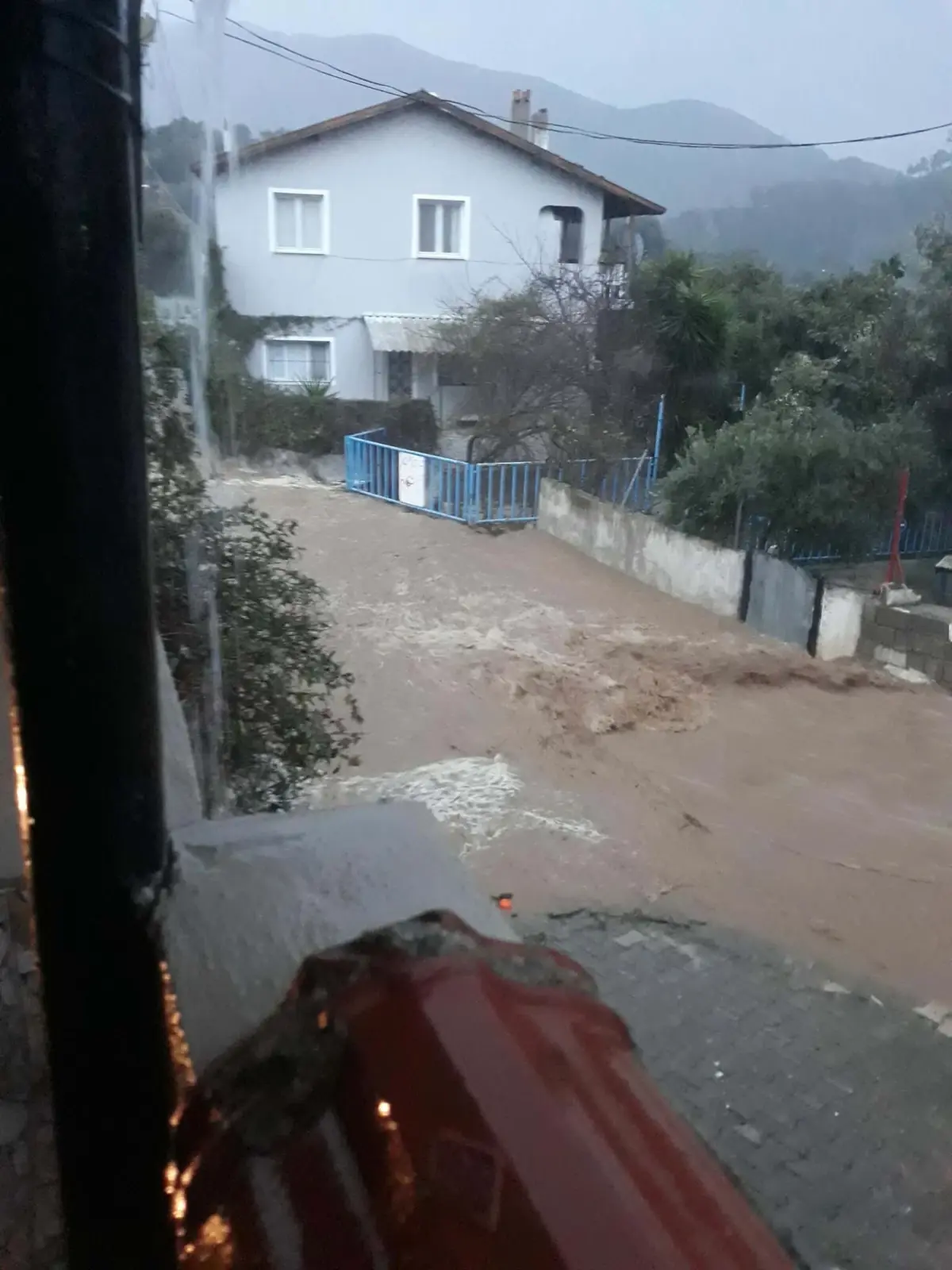 İzmir’de Sağanak Yağış Tarım Arazilerini Vurdu!