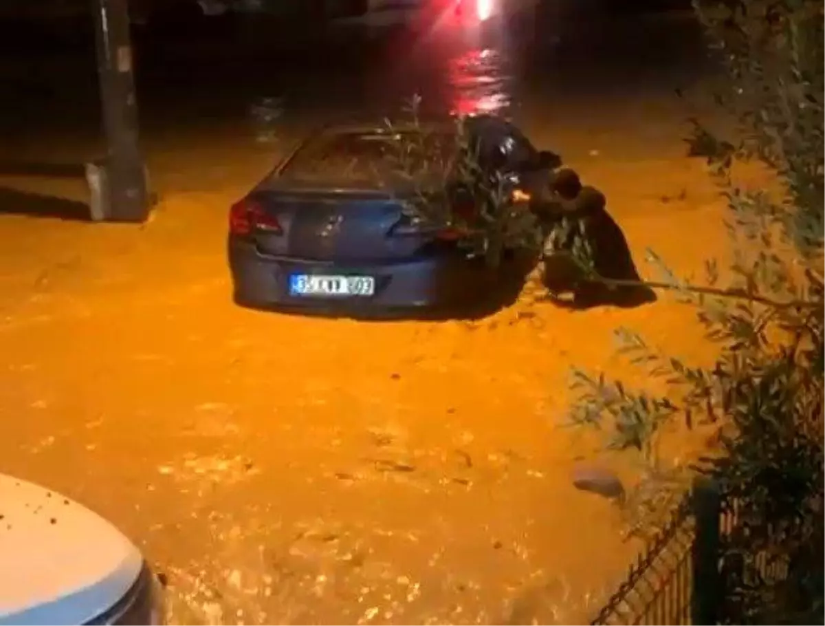 İzmir’de Sel Felaketi: Araçlar Suya Gömüldü!