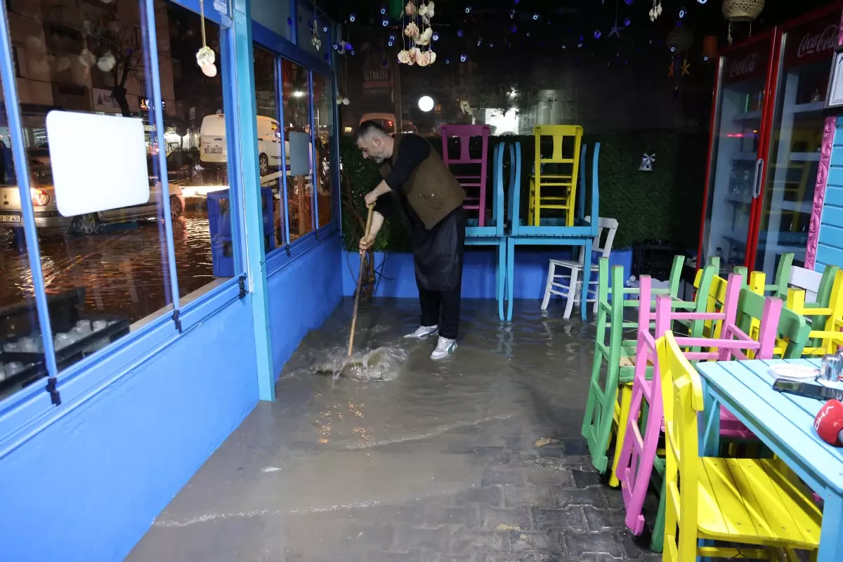 İzmir’de Sağanak Yağış Hayatı Olumsuz Etkiledi!