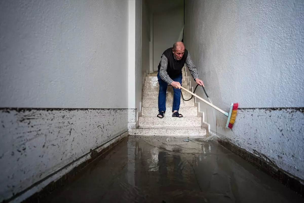 Dünya Yağmurla Sarsıldı: İzmir’de Sel Felaketi!