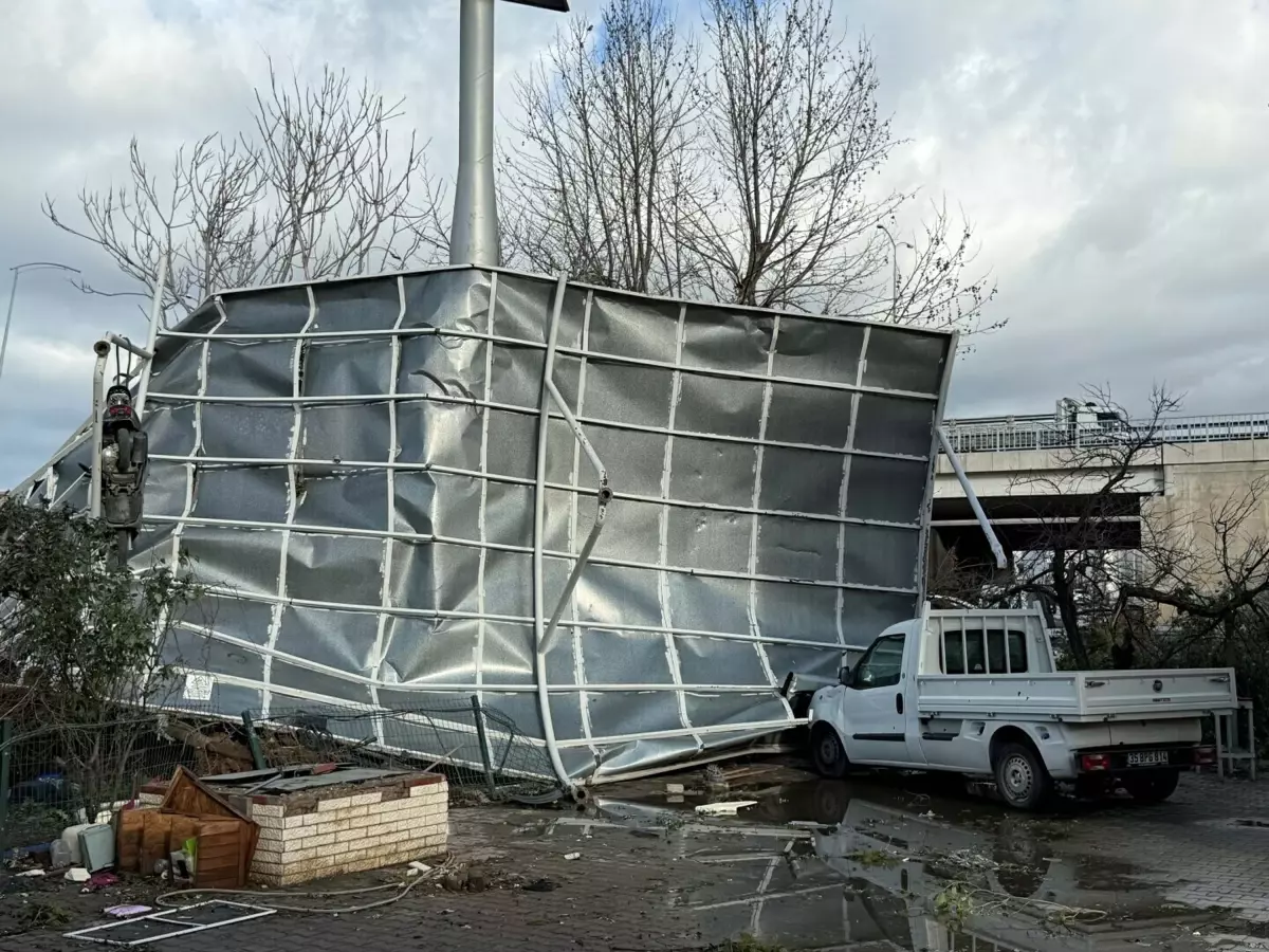 İzmir’de Sağanak Yağış Hayatı Olumsuz Etkiledi!