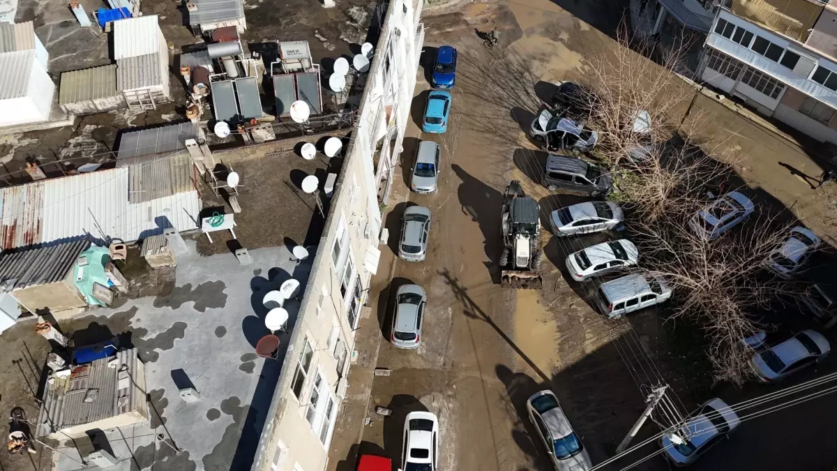 İzmir’de Sel Felaketi: Sokaklar Çamur İçinde!