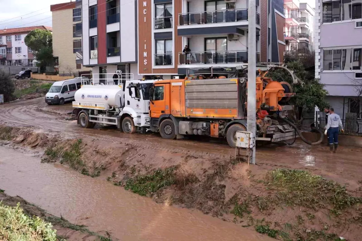 İzmir’de Sağanak Yağış 4 Aracı Sürükledi!