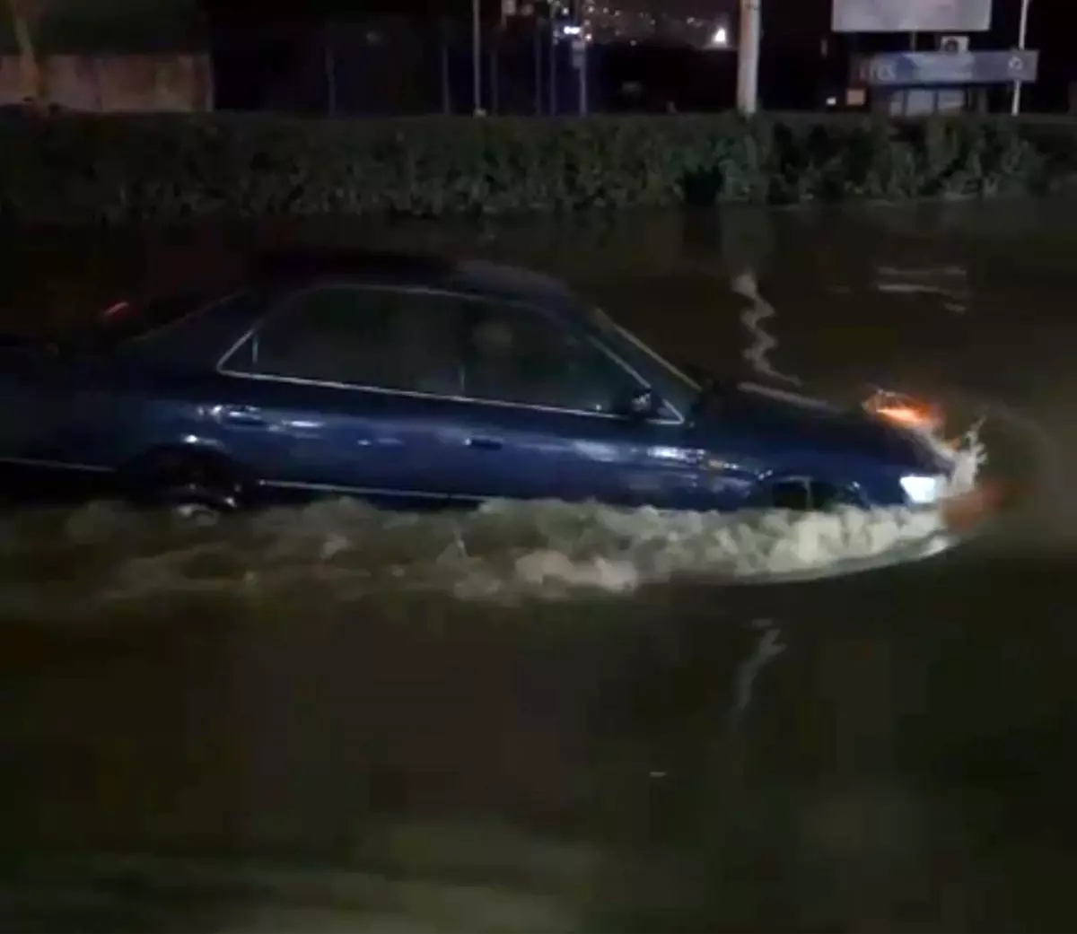 Izmir’de Selde ‘Yüzen’ Araç Şaşkınlık Yarattı!
