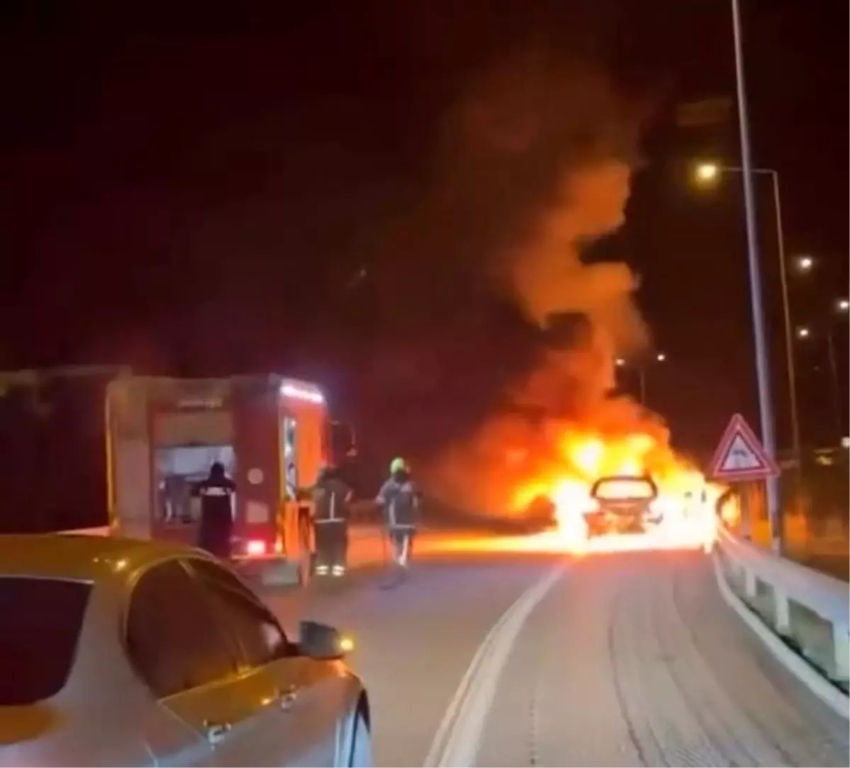 Bursa’da Otomobil Yolda Alev Alev Yandı!