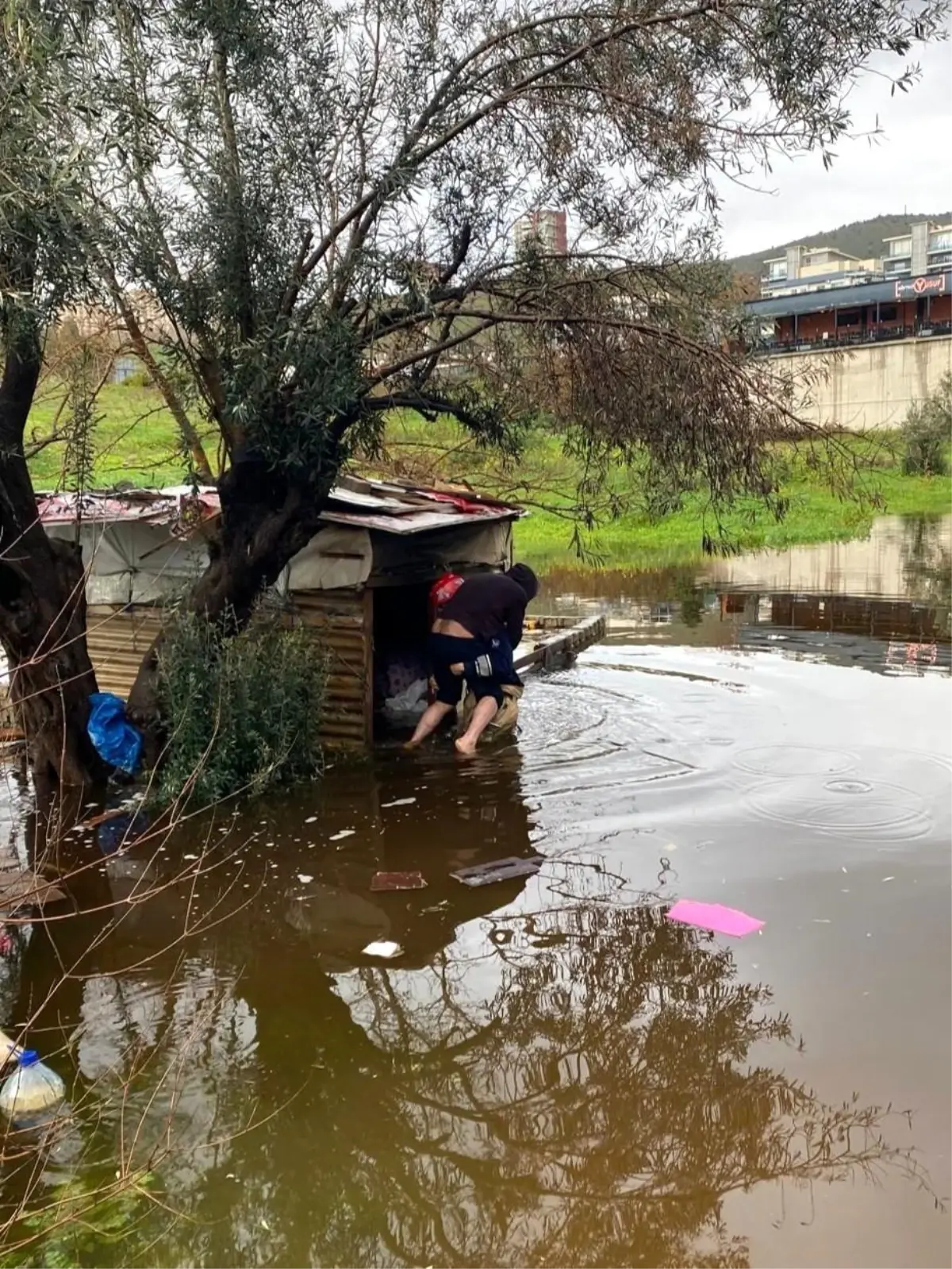 İzmir’de İtfaiye Eri Zorda Kalan Yurttaşı Kurtardı