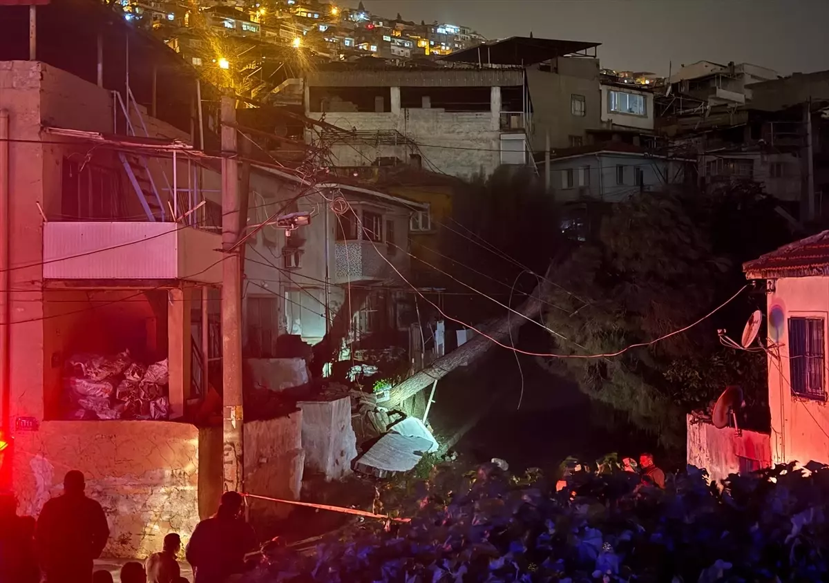 İzmir’de Fırtına Ağaç Devrip Yangın Çıkardı!