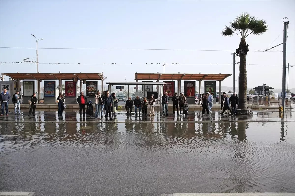 İzmir’de Fırtına Deniz Taşmalarına Yol Açtı!