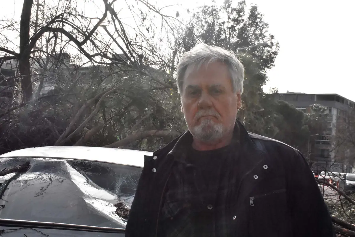 Menemen’de Rüzgar, Ağaç ve Otomobili Devirdi!