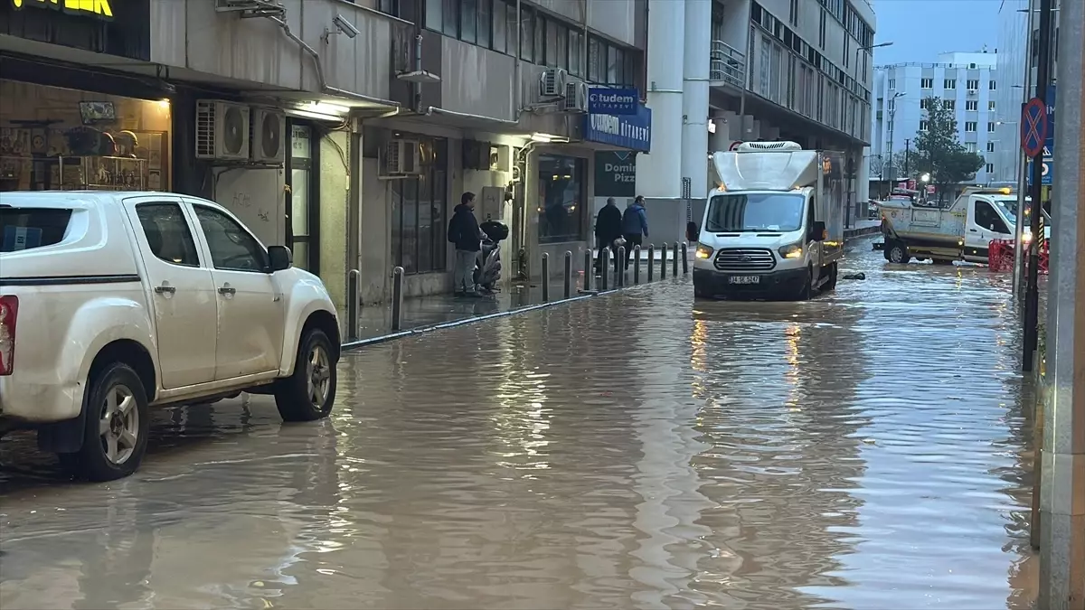 İzmir’de Sağanak: Alsancak Su Baskınlarıyla Karşılaştı
