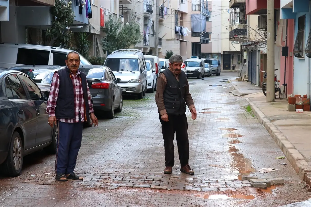 İzmir’de Mahalle Sakinleri Yol Onarımına El Attı