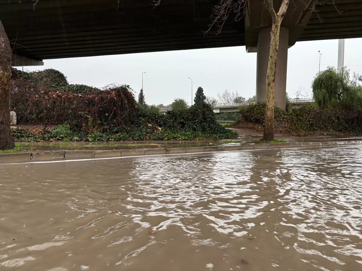 İzmir’de Sağanak Yağış Hayatı Olumsuz Etkiledi!