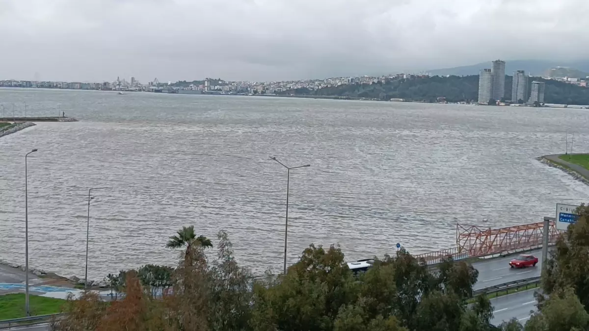 İzmir’de Sağanak, Hayatı Olumsuz Etkiledi!