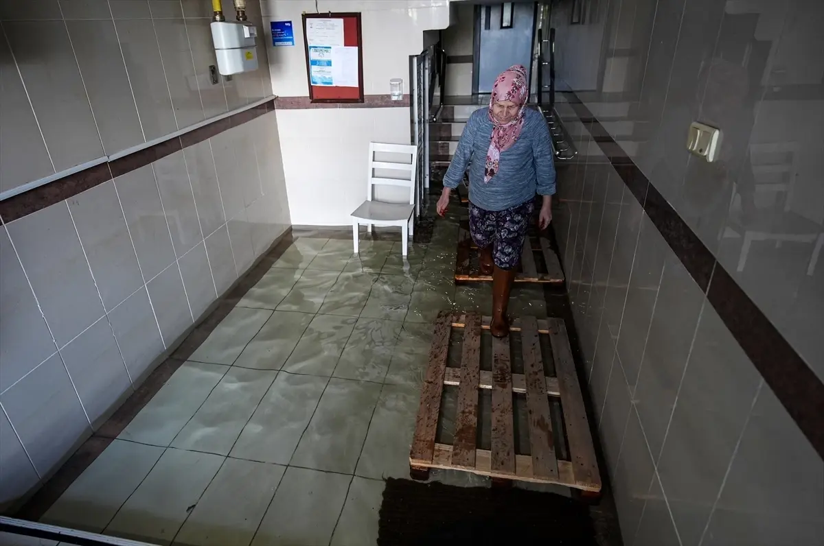 İzmir’de Sağanak: Su Baskınları ve Altyapı Sorunları!