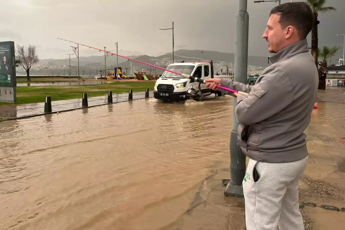 İzmir’de Yağış, Kordon’u Göle Çeviriyor!