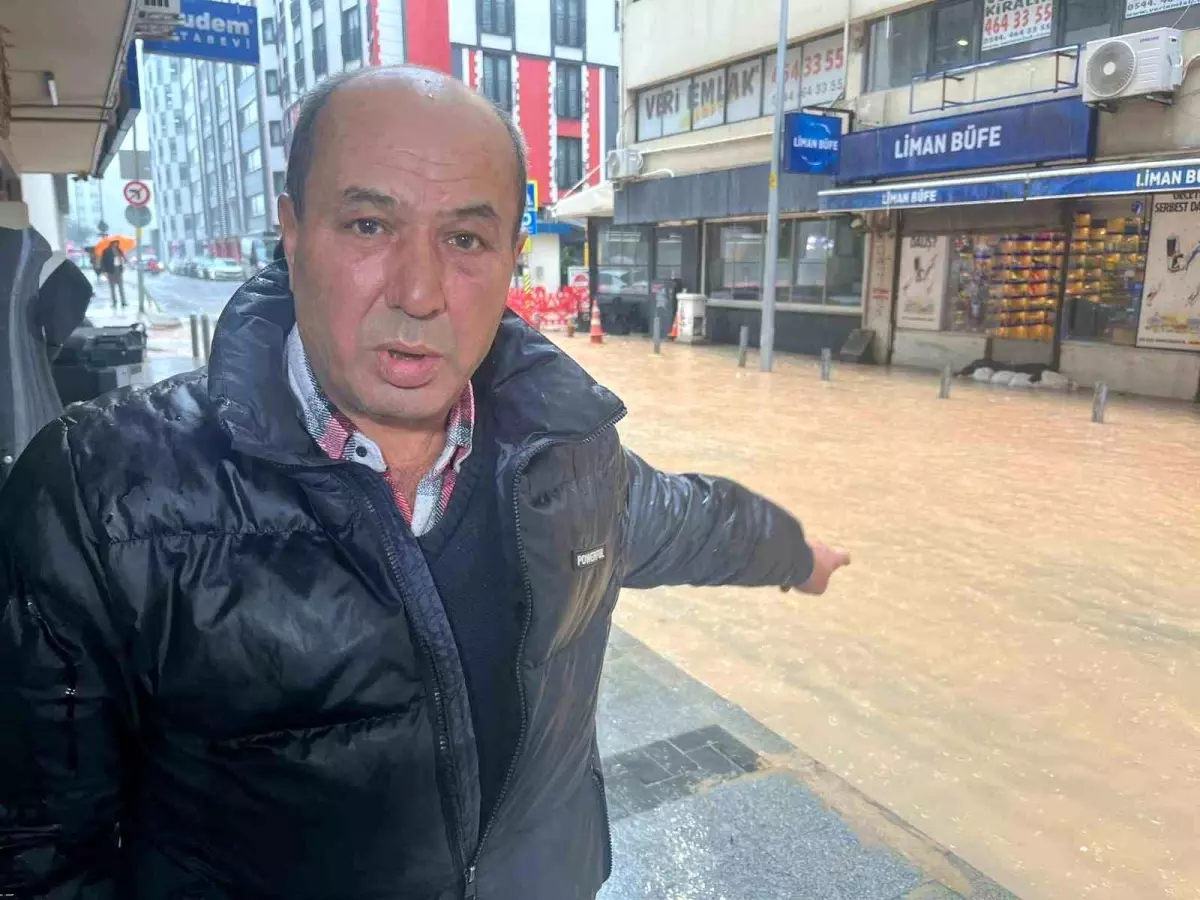 İzmir’de Sağanak Yağış Sokakları Göle Çevirdi!