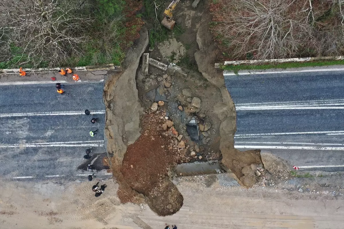 İzmir’de Yoğun Yağış Yol Çökmesine Neden Oldu!