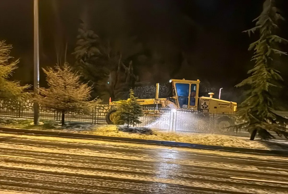 Uşak’ta Dolu Aralıklarla Beyaza Büründü!