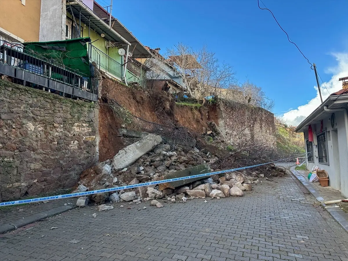 Uşak’ta Dev Miktarda Yağış, 3 Ev Tahliye Edildi!